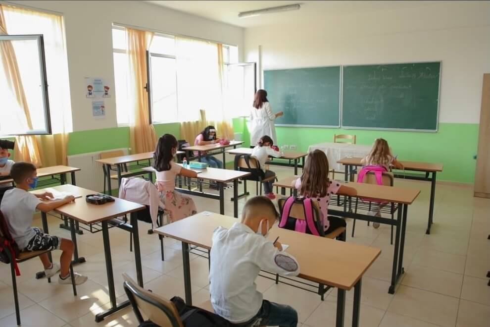 Албанија ги забрани мобилните телефони и брзата храна во основните и средните училишта Албанија ги забрани мобилните телефони и брзата храна во основните и средните училишта