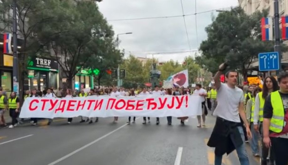 (ВИДЕО) Студентите во Србија ги предадоа потписите: Со „Маршот на Дрина“ и трубачи најавија победа на изборите (ВИДЕО) Студентите во Србија ги предадоа потписите: Со „Маршот на Дрина“ и трубачи најавија победа на изборите