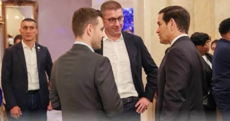 СДСМ со жестока критика за посетата на Мицкоски на САД: „Ходник-дипломатија“ од 5 милиони долари и скапа екскурзија на народна сметка СДСМ со жестока критика за посетата на Мицкоски на САД: „Ходник-дипломатија“ од 5 милиони долари и скапа екскурзија на народна сметка