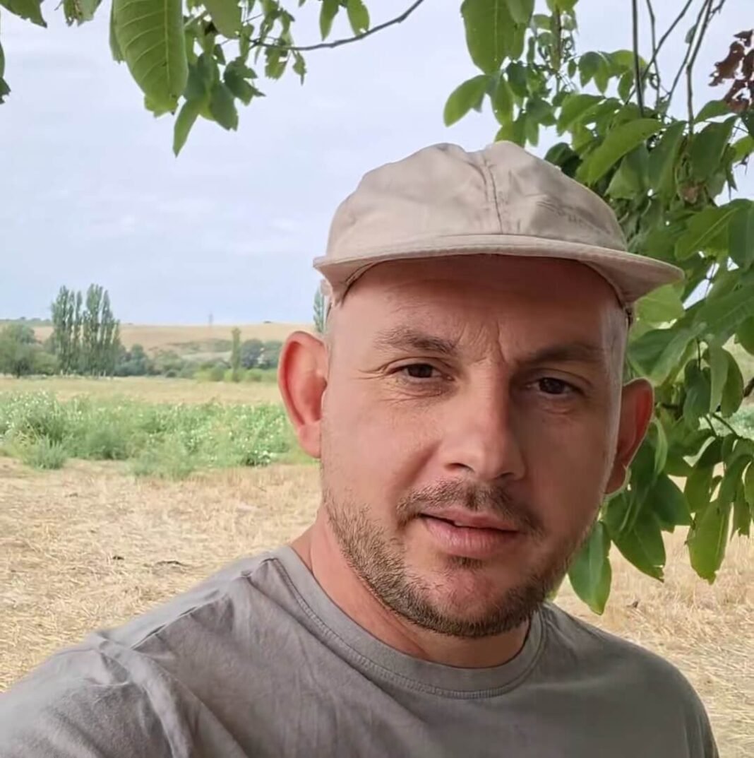 (ВИДЕО) Младеновиќ од нива го прозва Пенков: Погледнете ги работничките раце, наместо приказни заложете се за откупот на Вранецот! (ВИДЕО) Младеновиќ од нива го прозва Пенков: Погледнете ги работничките раце, наместо приказни заложете се за откупот на Вранецот!