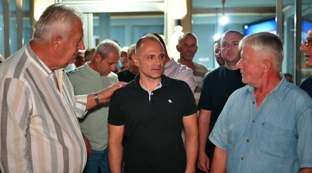 (ВИДЕО) ЗЕМЈОДЕЛЦИТЕ ВО СОЛЗИ, РОДОТ СКАПУВА НА НИВИТЕ: Филипче ги откри бруталните детали од теренот и најави итни мерки за спас! (ВИДЕО) ЗЕМЈОДЕЛЦИТЕ ВО СОЛЗИ, РОДОТ СКАПУВА НА НИВИТЕ: Филипче ги откри бруталните детали од теренот и најави итни мерки за спас!