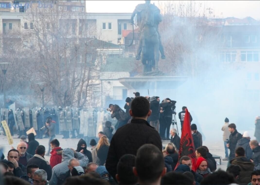 ЕСКАЛАЦИЈА ВО ПРИШТИНА: Екплодираа протестите за лидерите на ОВК – пиротехника и тензии пред Министерството за правда! ЕСКАЛАЦИЈА ВО ПРИШТИНА: Екплодираа протестите за лидерите на ОВК – пиротехника и тензии пред Министерството за правда!